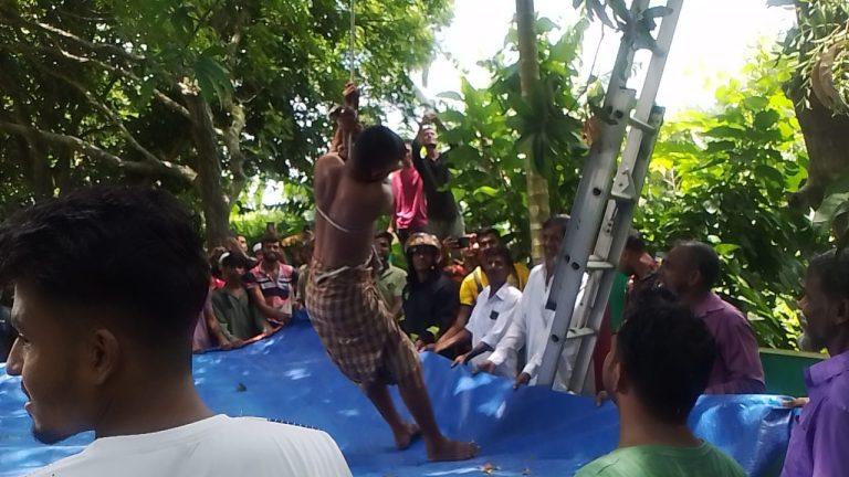গজারিয়ায় গাছের মগডালে যুবক, নম্বর ৯৯৯-এ ফোন,ফায়ার সার্ভিসের সহায়তায় উদ্ধার।