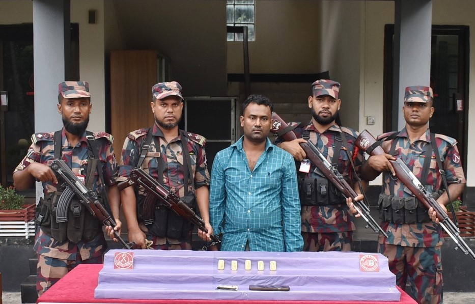 যশোরে ৫টি স্বর্ণের বারসহ পাচারকারী আটক করেছে বিজিবি