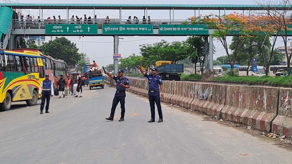 ঢাকা-চট্টগ্রাম মহাসড়কে স্বস্তির ঈদযাত্রায় তৎপর পুলিশ