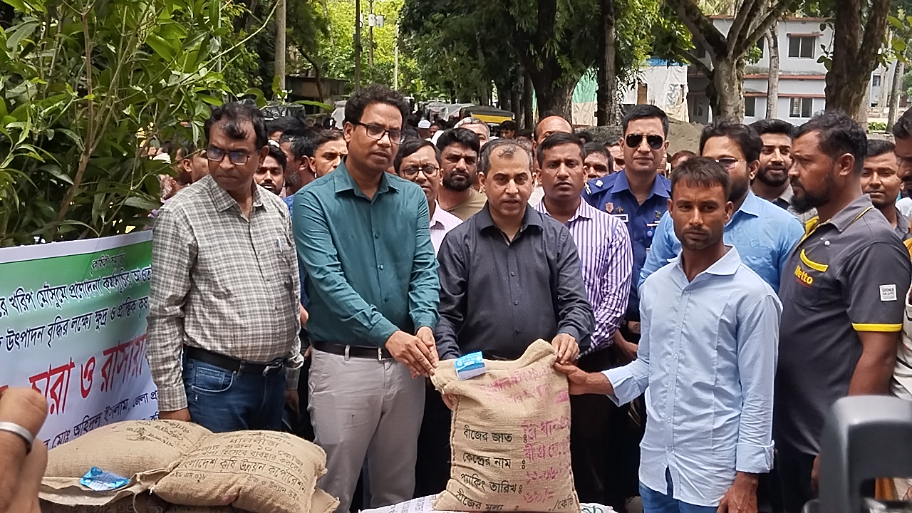 শালিখায় বিনামূল্যে বীজ, চারা ও রাসায়নিক সার বিতরণ