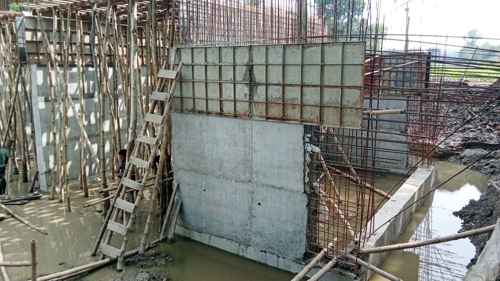 পবায় কালভার্ট নির্মাণে নিম্নমানের রড নিয়ে অসন্তোষ
