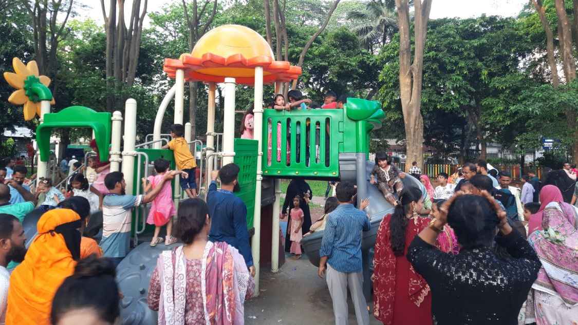 ঈদের ছুটির শেষ মুহূর্তে রমনায় দর্শনার্থীদের বাঁধভাঙা আনন্দ