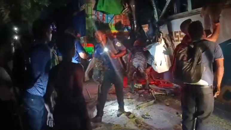 দিনাজপুরে দাঁড়িয়ে থাকা ট্রাকে বাসের ধাক্কা, ৫ যাত্রী নিহত