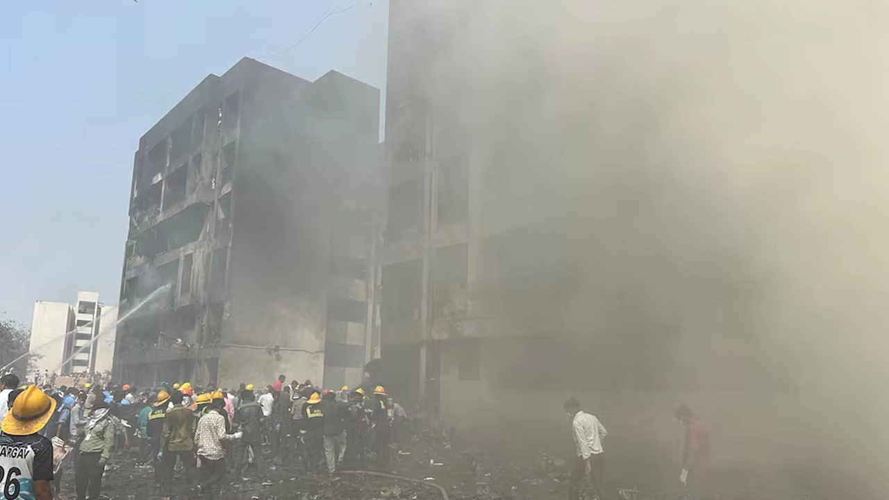 ধরা পড়ল বিমান দুর্ঘটনাস্থলের ভয়াবহ দৃশ্য