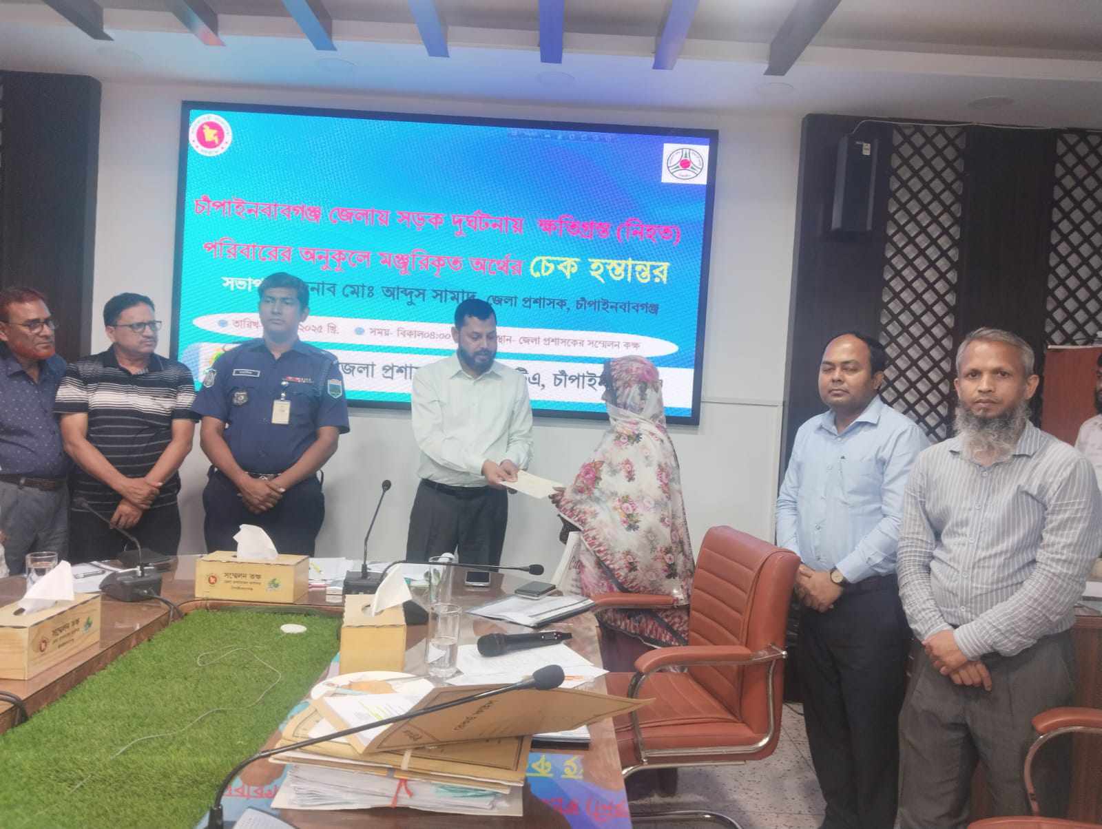 নিহত ব্যক্তির পরিবারের কাছে  বিআরটিএর চেক হস্তান্তর