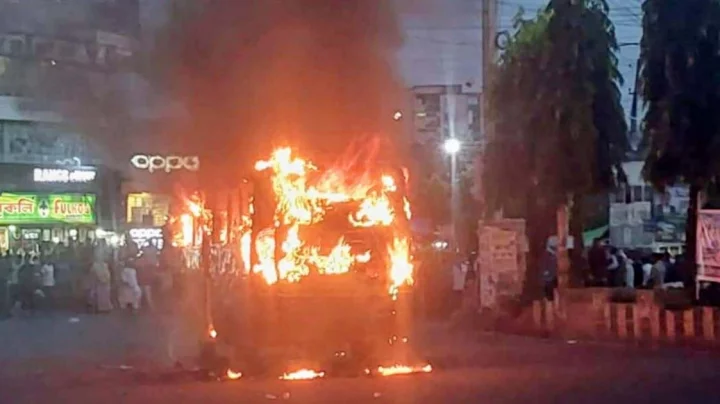 চট্টগ্রামে বাসে দুর্বৃত্তদের আগুন