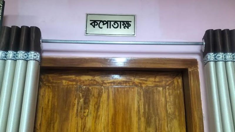 রেস্ট হাউজে ‘নারীসহ’ ওসিকে আটকে ‘চাঁদাবাজির’ অভিযোগ
