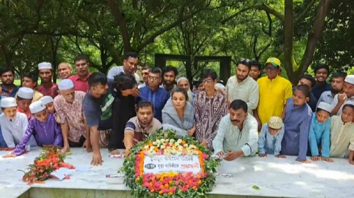 শ্রদ্ধা–ভালোবাসায় হুমায়ূন আহমেদের ১৩তম মৃত্যুবার্ষিকী পালন
