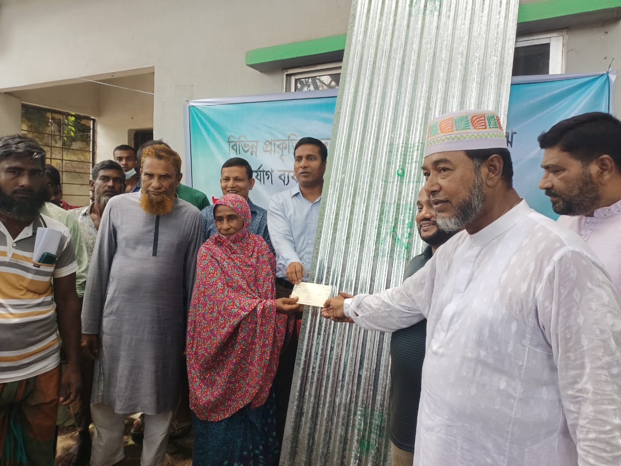 শালিখায় দুঃস্থ ও প্রাকৃতিক দূর্যোগে ক্ষতিগ্রস্থদের মাঝে ঢেউটিন বিতরণ