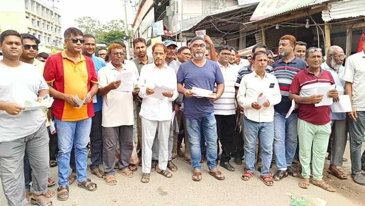 নওগাঁর নিয়ামতপুরে ৩১ দফা বাস্তবায়নের লক্ষ্যে বিএনপির লিফলেট বিতরণ।