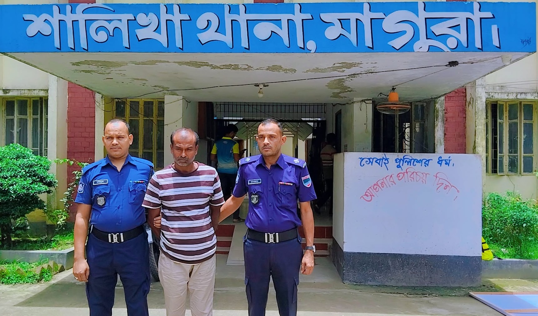 শালিখায় স্ত্রীকে হত্যার দায়ে স্বামী গ্রেফতার