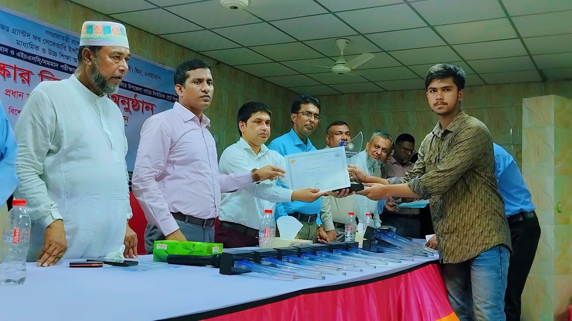 শালিখায় কৃতি শিক্ষার্থীদের মাঝে সনদ ও ক্রেস্ট প্রদান