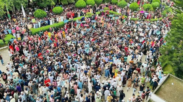শিক্ষার্থীর মৃত্যুর ঘটনায় উত্তাল ইসলামী বিশ্ববিদ্যালয়