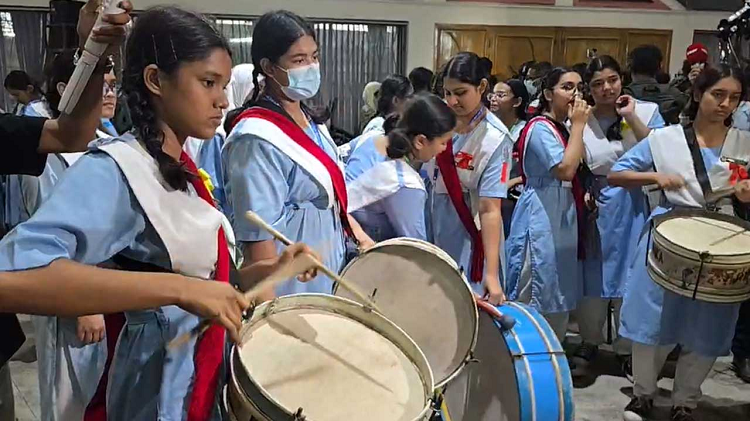 পাসের হারে এবারও এগিয়ে মেয়েরা