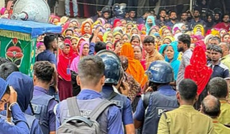 গাজীপুরে ছাঁটাই করা ১৭ শ্রমিকের পুনর্বহাল দাবিতে বিক্ষোভ