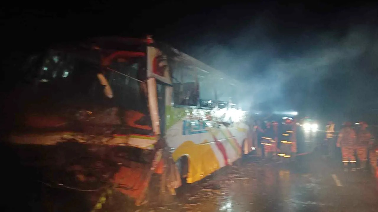 ফরিদপুরে থানার সামনে বাসে আগুন