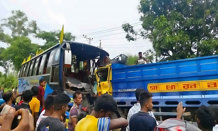 সৈয়দপুরে বাস-ট্রাক সংঘর্ষে ১৯ জনের অধিক আহত