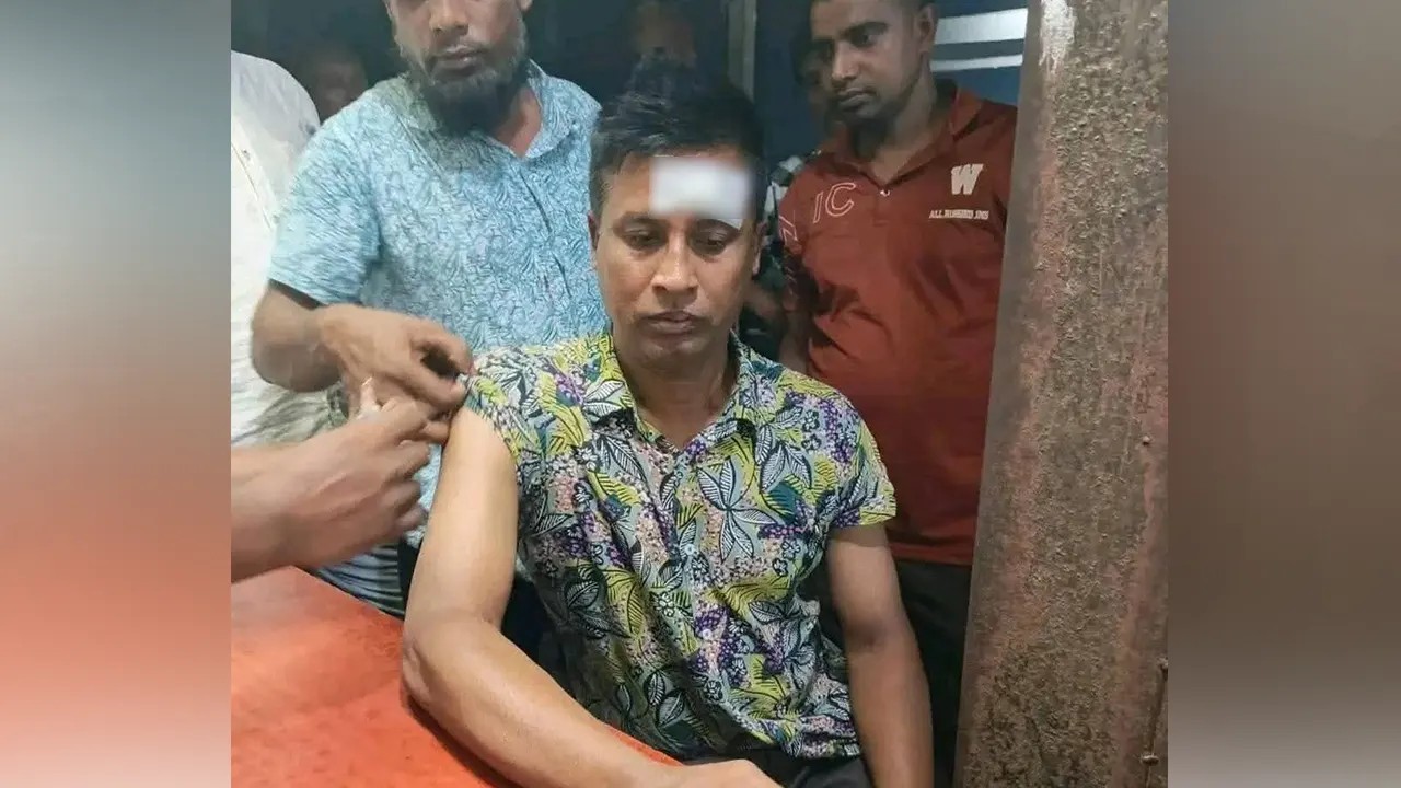 থানার ভেতরে ঢুকে এএসআইকে ছুরি মেরে পালালো দুর্বৃত্ত