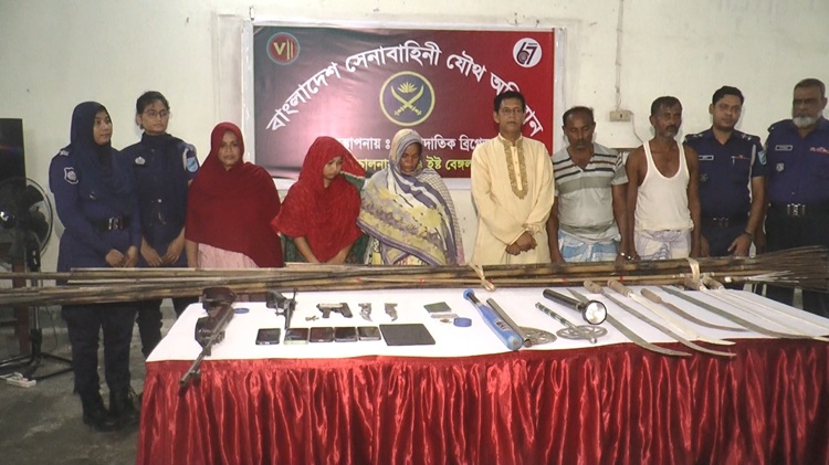 মাদারীপুরে দেশি-বিদেশি অস্ত্র ও নারীসহ আটক ৬