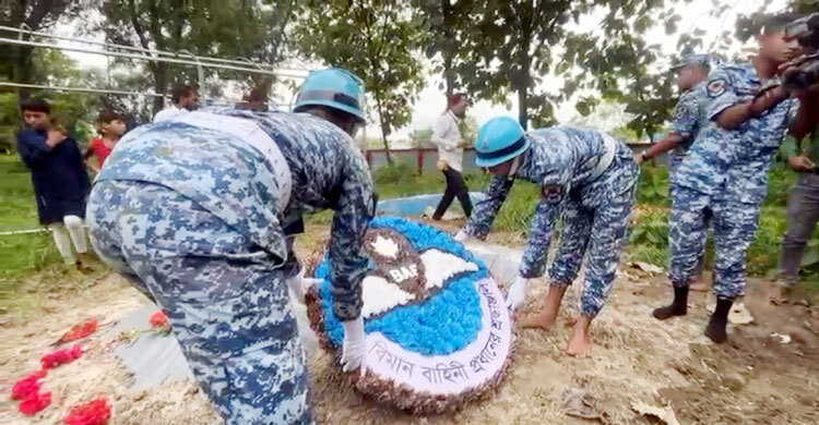 মাইলস্টোন ট্র্যাজেডিতে নিহত শিক্ষিকা মাসুকার কবরে বিমান বাহিনীর শ্রদ্ধা