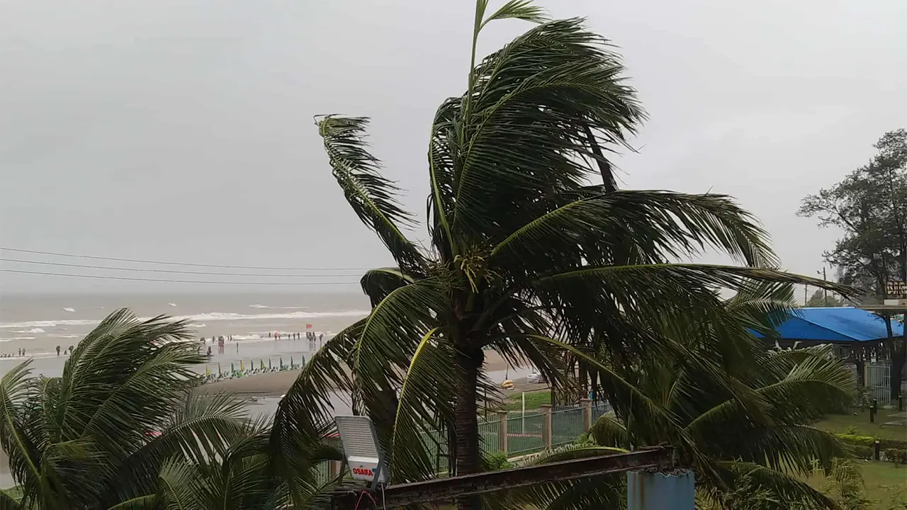 দুপুরের মধ্যে যেসব জেলায় হতে পারে ঝড়
