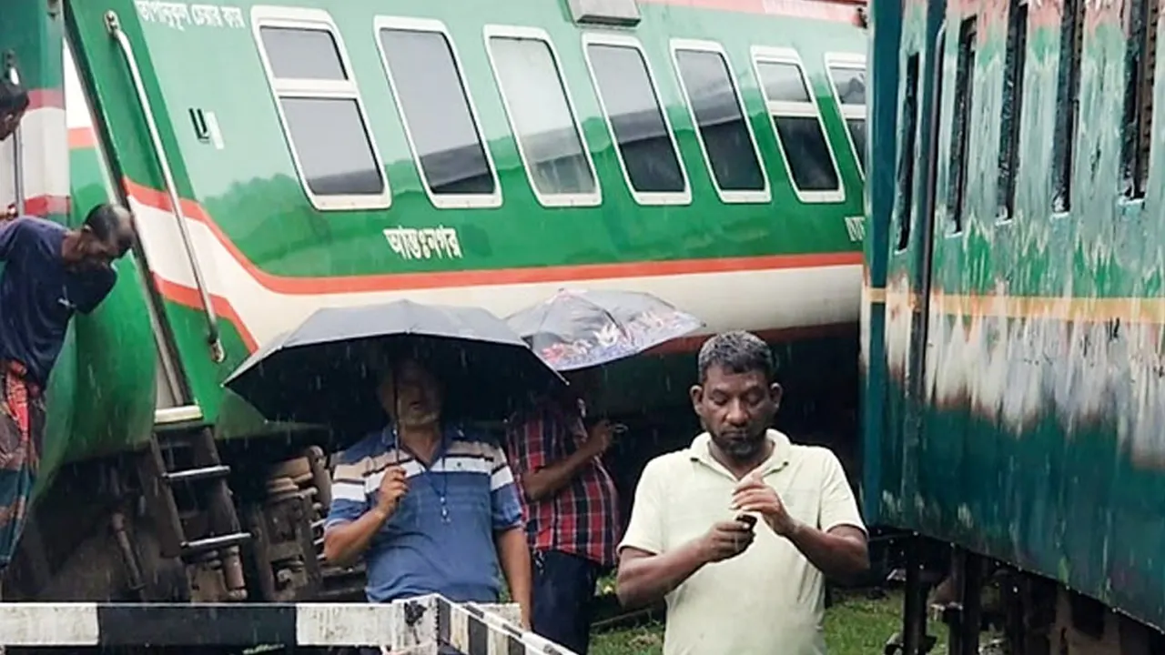 লালমনিরহাটে দুই ট্রেনের সংঘর্ষ