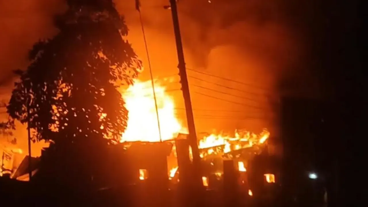 নারায়ণগ‌ঞ্জে রাতে আগুন, পুড়লো ২০ বসতঘর