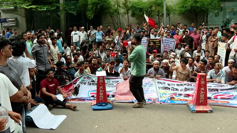 ইতালি দূতাবাসের সামনে ভিসাপ্রত্যাশীদের অবস্থান কর্মসূচি