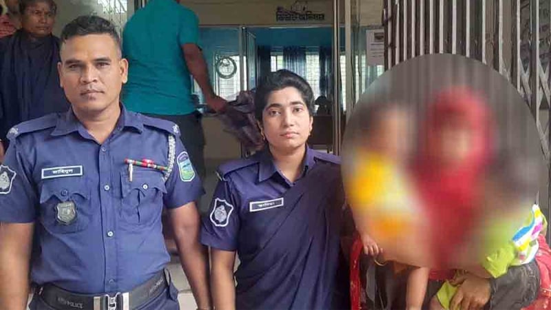 ৬ মাস বয়সী যমজ শিশুসহ গৃহবধূকে গ্রেপ্তার করে ছবি পোস্ট পুলিশের