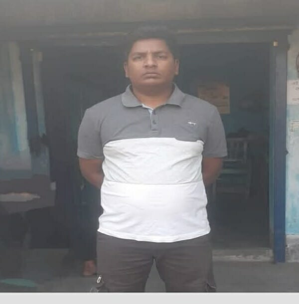 মোবাইল সার্ভিসিং এর নামে ব্ল্যাকমেলর মূল হোতা আটক