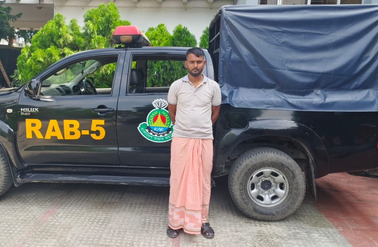 চাঁপাইনবাবগঞ্জ  শিবগঞ্জ উপজেলার রানীহাটি থেকে পলাতক আসামী গ্রেফতার