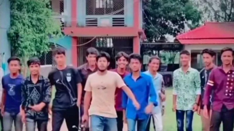 শিক্ষাপ্রতিষ্ঠানে অস্ত্র হাতে মহড়ার ছবিতে তোলপাড়