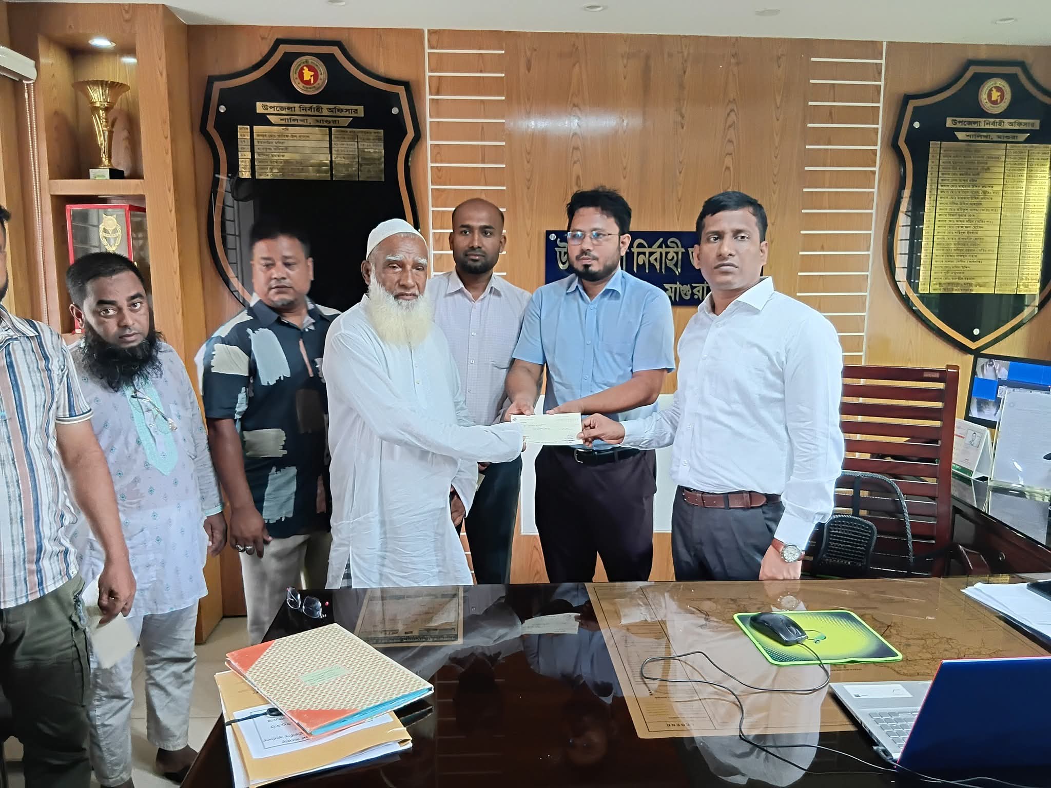 শালিখায় বন্যায় ক্ষতিগ্রস্ত কৃষকরা পেলেন অর্ধ-লক্ষাধিক টাকার চেক