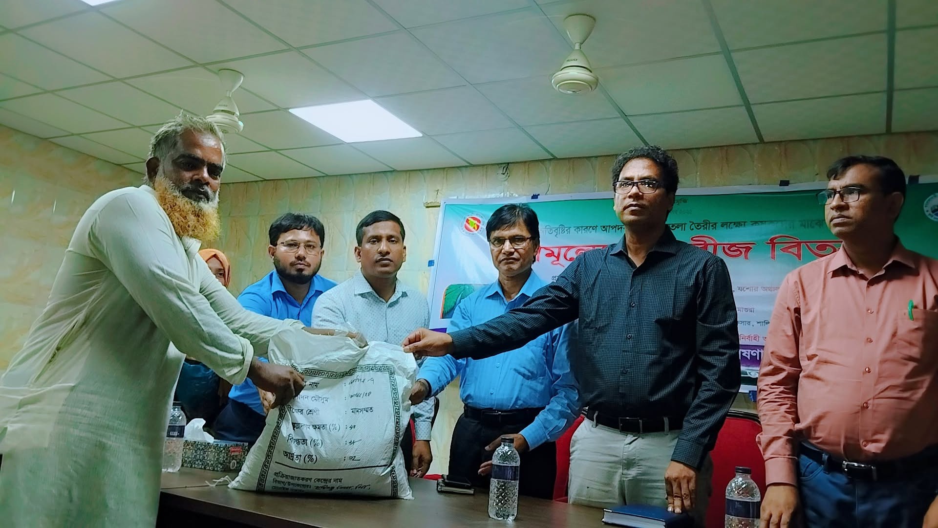 শালিখায় বন্যায় ক্ষতিগ্রস্ত ২০০ কৃষকের মাঝে ধান বীজ বিতরণ