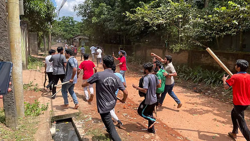 চবি শিক্ষার্থীদের সঙ্গে স্থানীয়দের সংঘর্ষ কী নিয়ে?