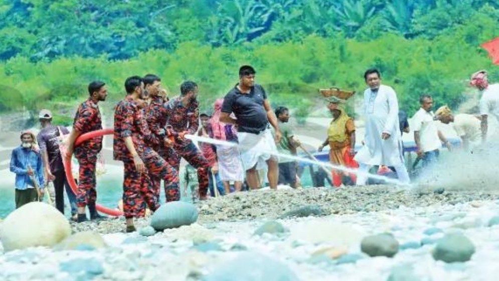 লুটপাটের ক্ষত মুছতে সাদা পাথরে পানি স্প্রে