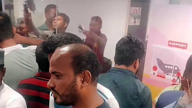 ফ্লাইট এক্সপার্টের বিরুদ্ধে ৪ কোটি টাকা আত্মসাতের অভিযোগ, তিন কর্মকর্তা গ্রেপ্তার