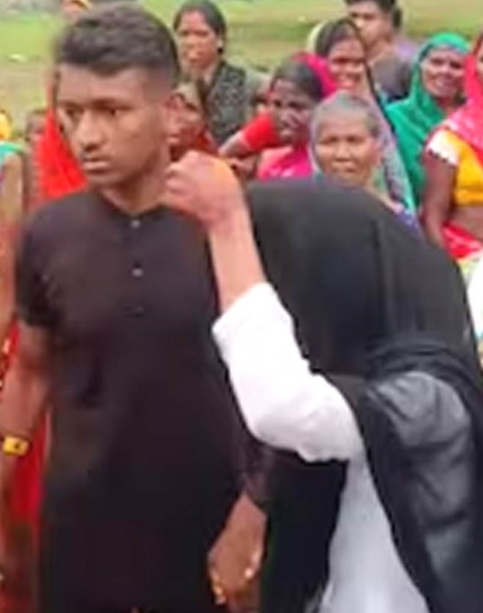 রাতের আঁধারে চুপিচুপি প্রেমিকার ঘরে ঢুকে ঘুমিয়েই পড়লেন প্রেমিক! ঘুম ভাঙতেই যা ঘটল