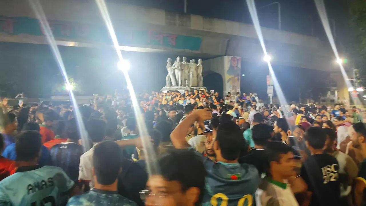 মধ্যরাতে শিক্ষার্থীদের বিক্ষোভে উত্তাল ঢাবি