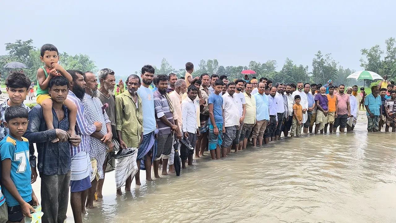 কর্তৃপক্ষের নীরবতায় ক্ষুব্ধ তিস্তাপাড়বাসী, নদী গর্ভে শত শত বিঘা জমি