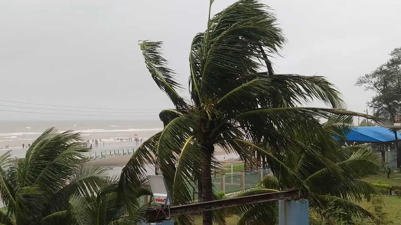 রাতে যেসব জেলায় ৬০ কিমি বেগে ঝড় ও বজ্রবৃষ্টির আভাস