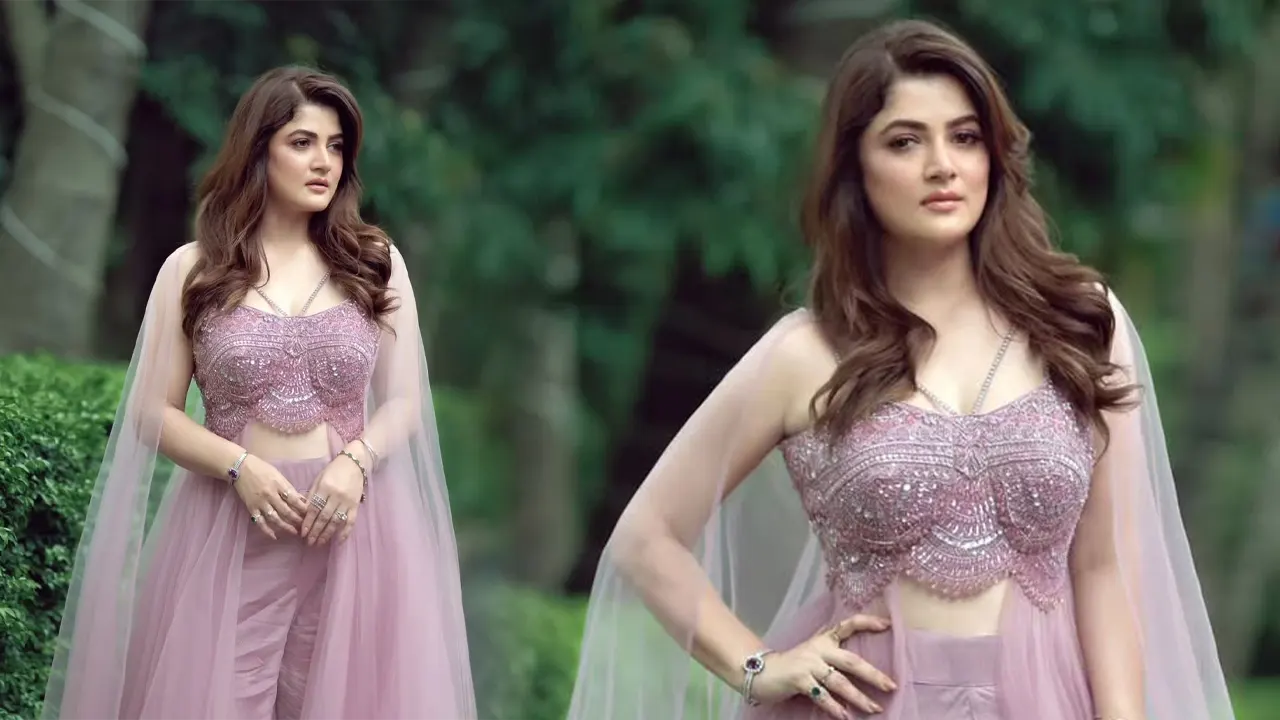 শ্রাবন্তীর লেহেঙ্গায় মুগ্ধ ভক্তরা