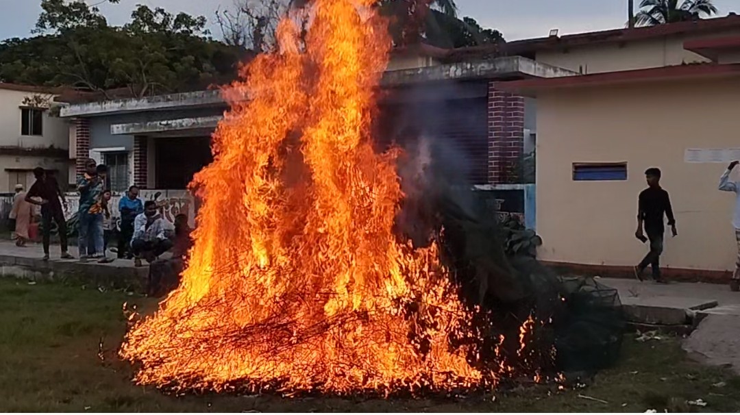 শালিখায় অবৈধ মৎস্য সরঞ্জাম আগুনে পুড়িয়ে ধ্বংস