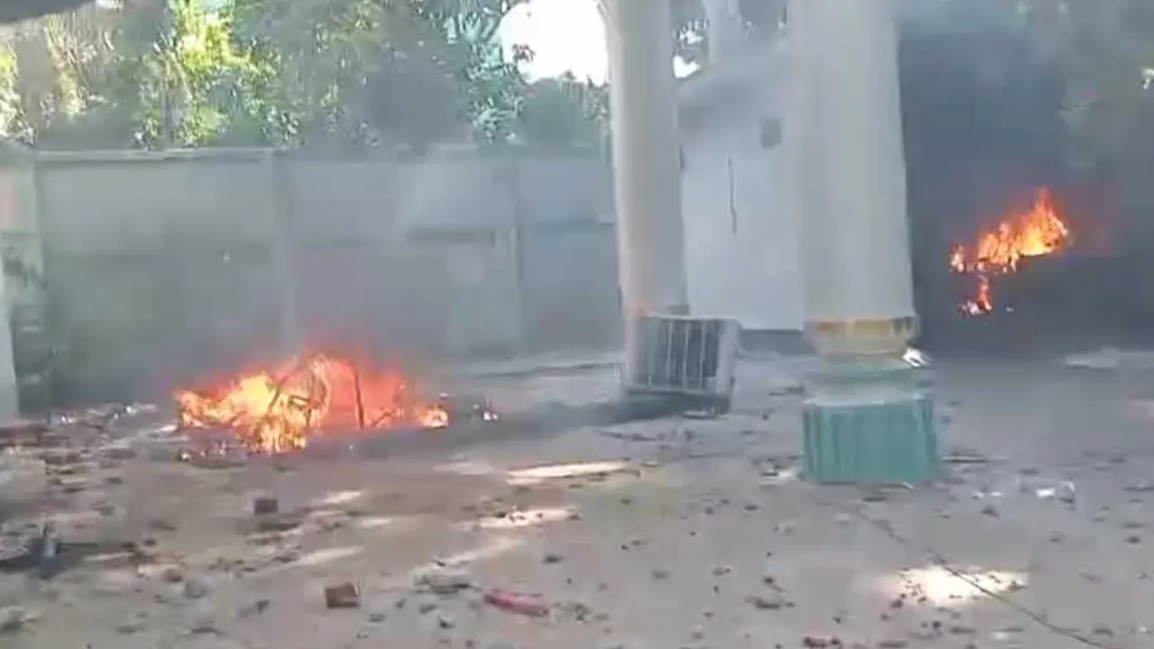 কবর থেকে লাশ তুলে পুড়িয়ে দিল উত্তেজিত জনতা
