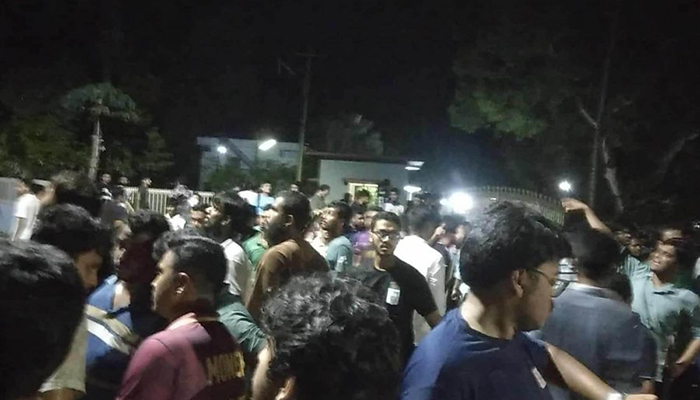 শিক্ষার্থীদের ওপর হামলা, অনির্দিষ্টকালের জন্য বন্ধ বাংলাদেশ কৃষি বিশ্ববিদ্যালয়