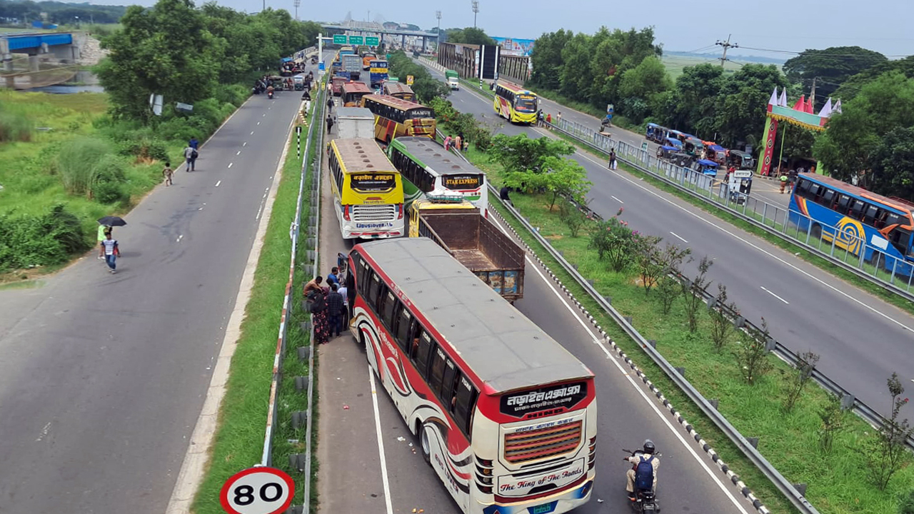 মহাসড়ক অবরোধে ২৩ কিলোমিটার যানজট