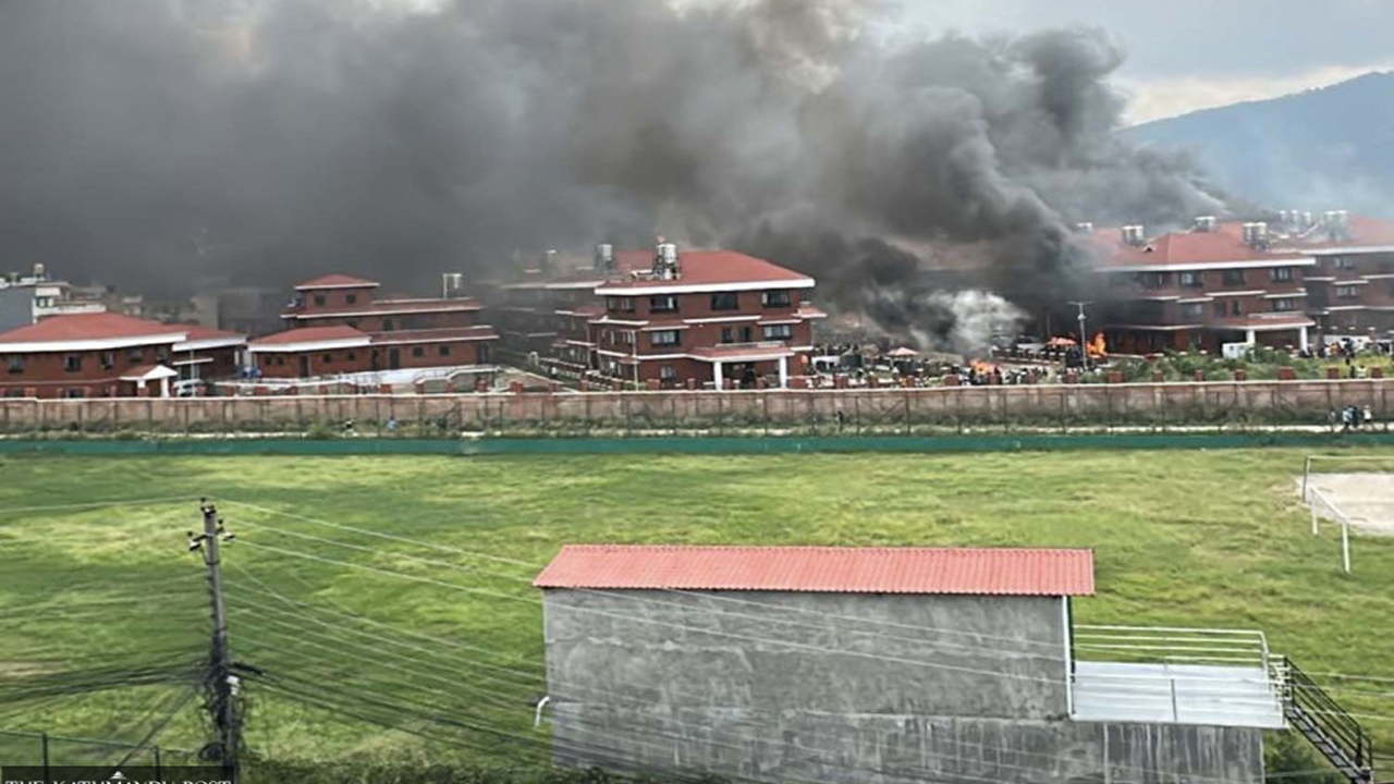নেপালে রাজনৈতিক নেতা ও মন্ত্রীদের বাড়িতে হামলা-আগুন