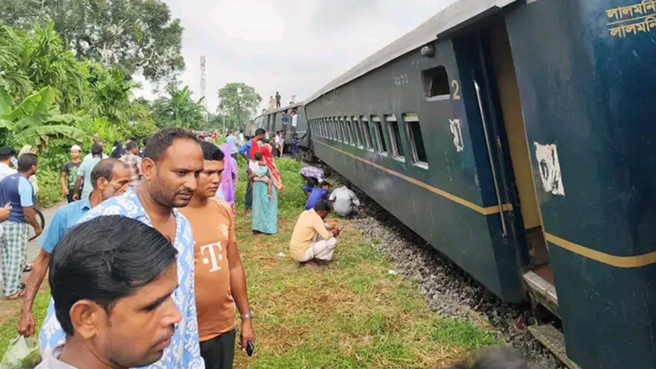 পদ্মরাগের ৬ বগি লাইনচ্যুত, ট্রেন চলাচল বন্ধ