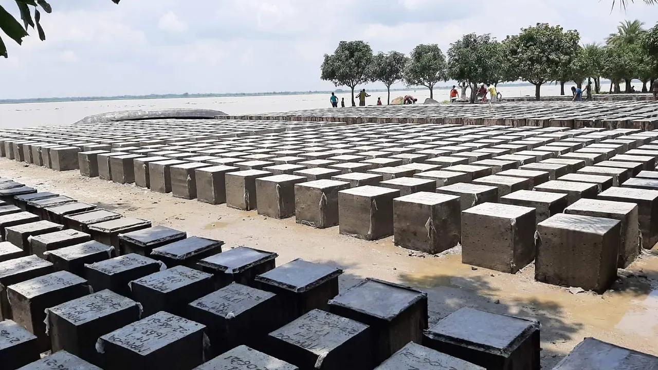 রাত নামলেই লুট হচ্ছে কীর্তনখোলা নদীর বেড়িবাঁধের ব্লক