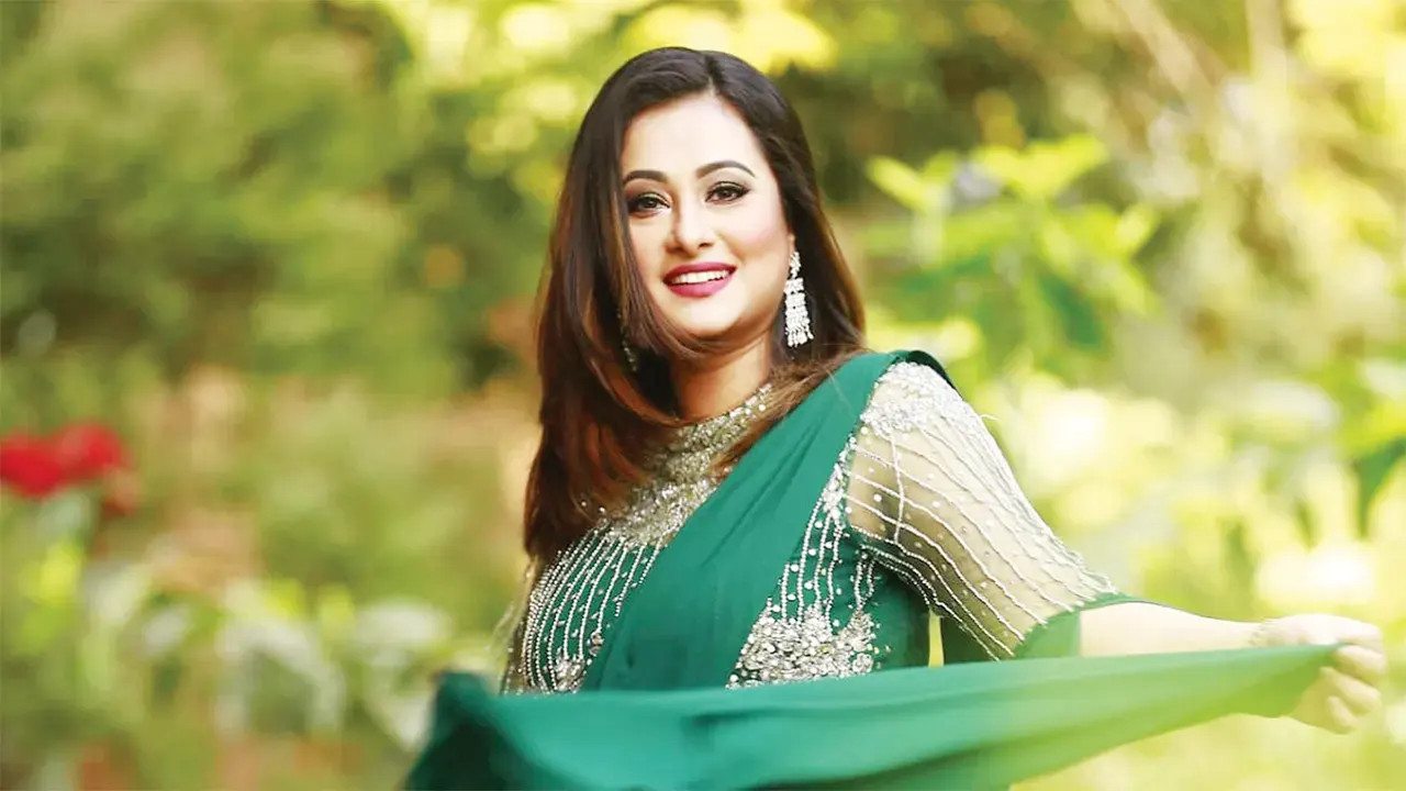 ভুঁইফোঁড় অ্যাওয়ার্ড নিয়ে বিস্ফোরক মন্তব্য করলেন পূর্ণিমা